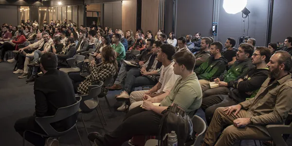 Plateia assistindo a uma aula do Join to MKT