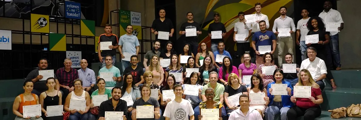 Turma formada segurando certificados no DABI Business Park